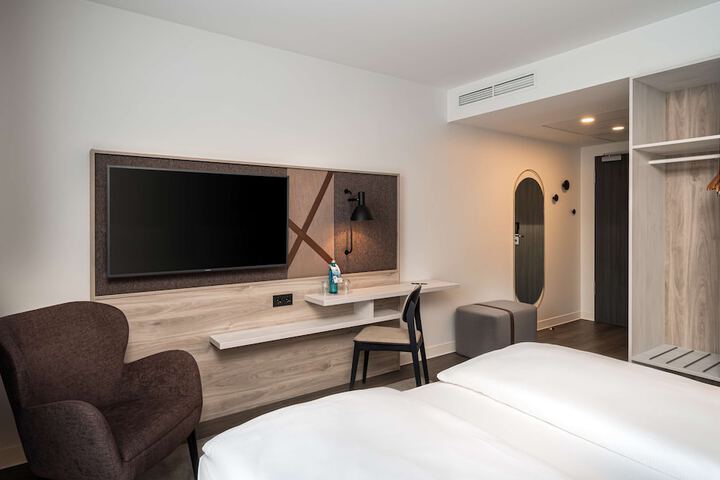 Room 10 of 16