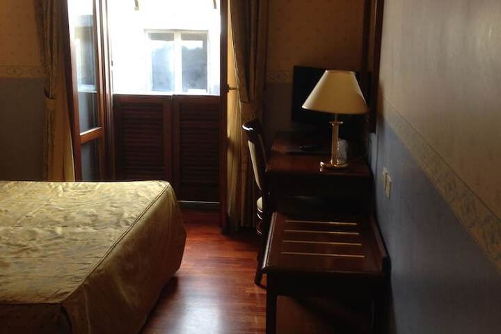 Room 26 of 142