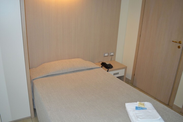 Room 11 of 33