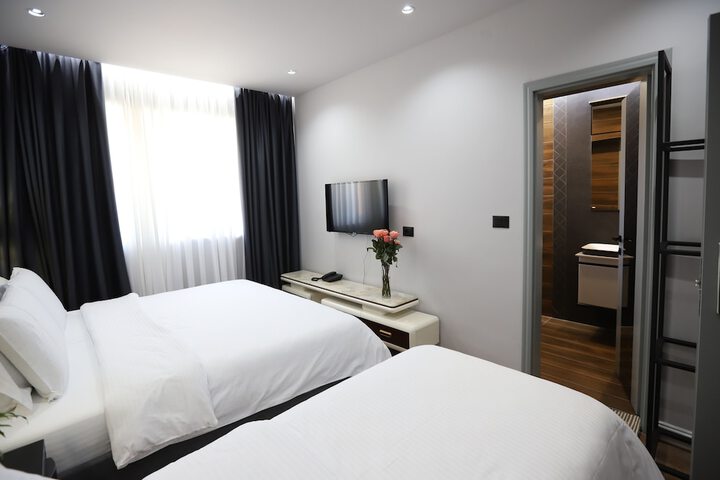Room 18 of 121