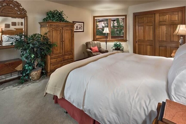Room 2 of 10