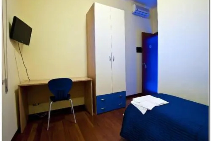 Room 6 of 16