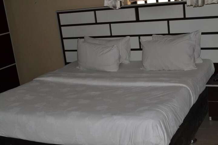 Room 11 of 30