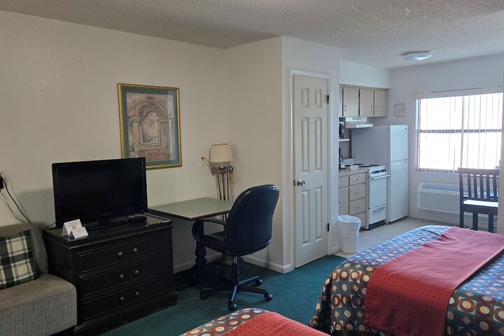 1 Queen Bed (4 of 8)