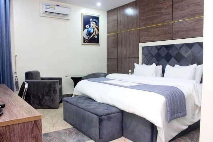 Room 3 of 27