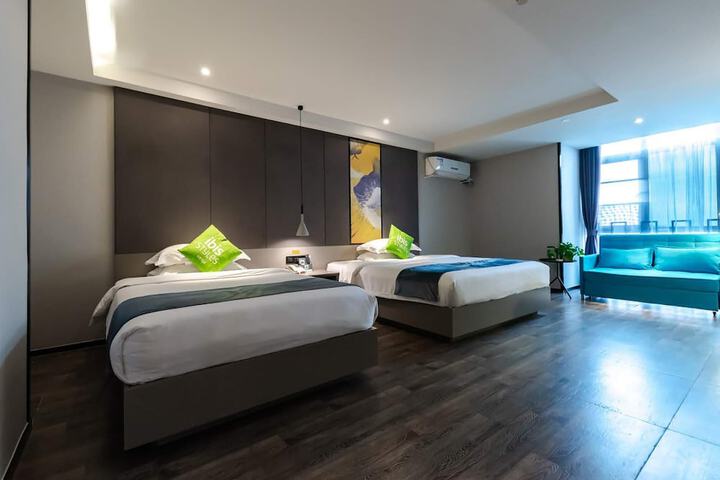 Room 9 of 33