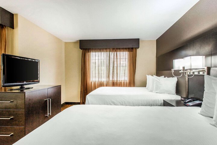 1 Queen Bed Suite (14 of 18)