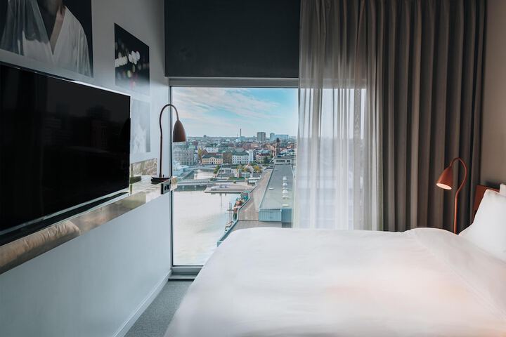 Room 27 of 61