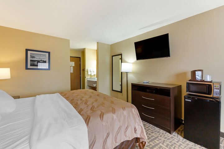 1 King Bed (4 of 9)