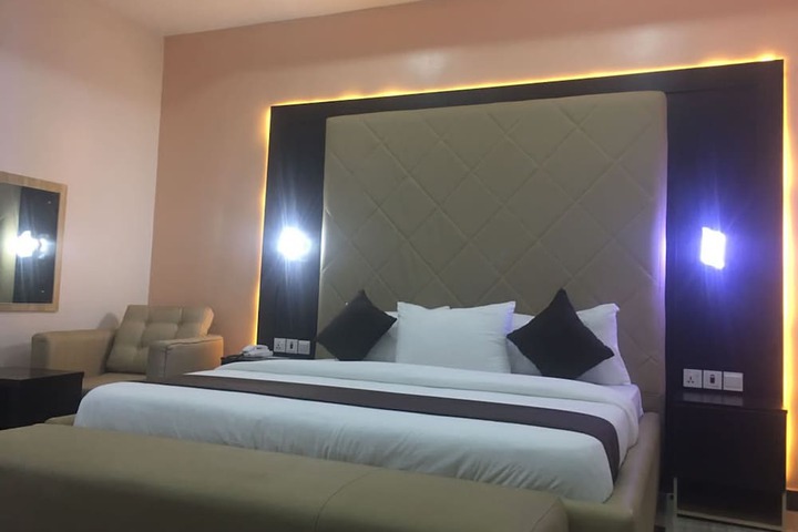 Room 4 of 33