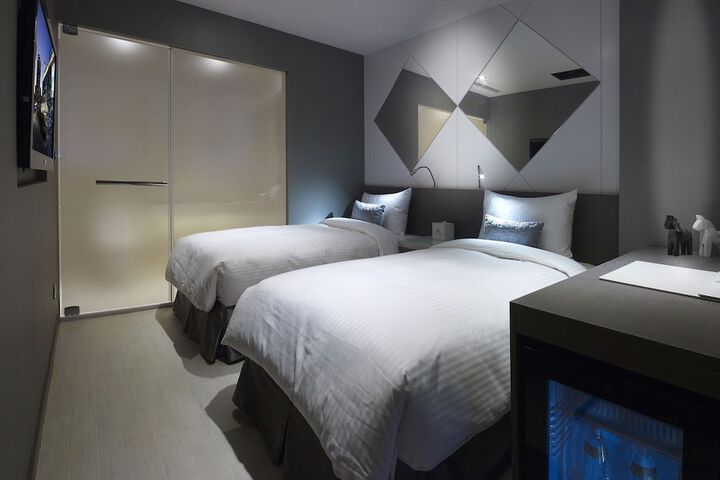 Room 12 of 36