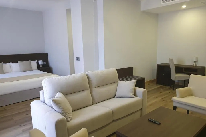 Room 4 of 10