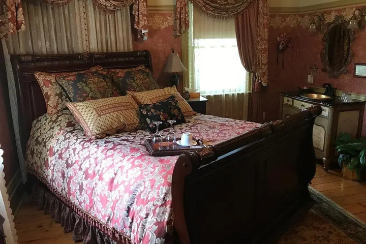 Room 6 of 12
