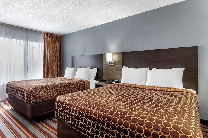 2 Queen Beds (8 of 17)