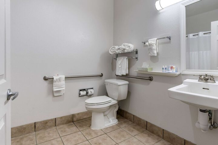 2 Queen Beds Accessible (6 of 9)
