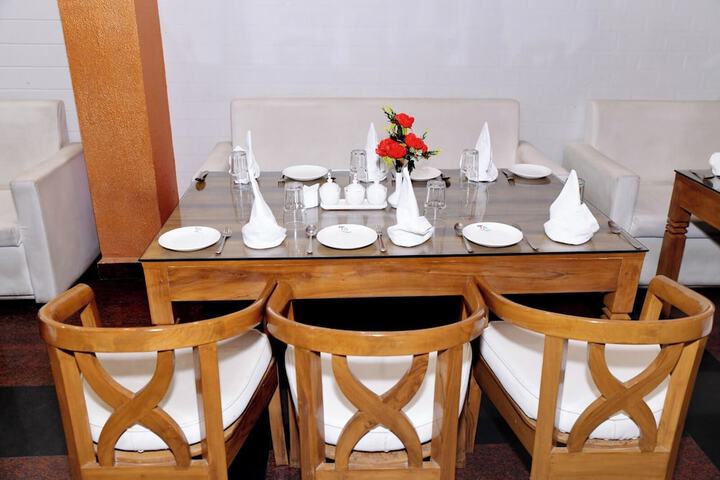 Dining 11 of 12