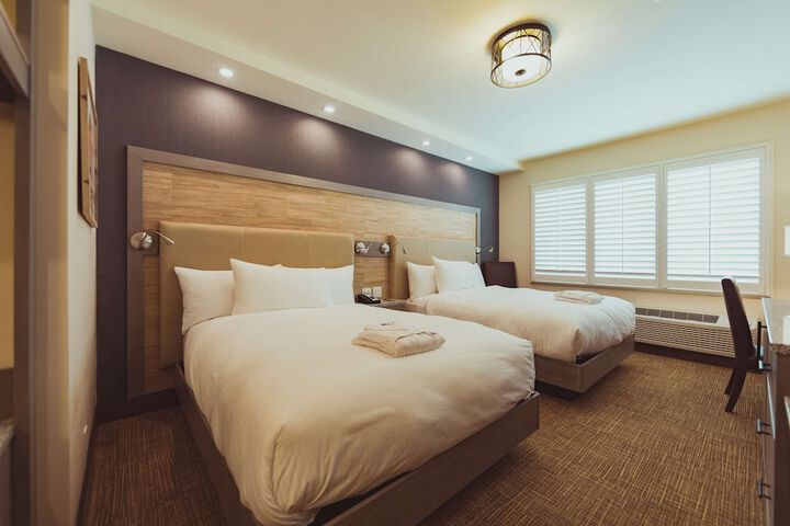 1 Queen Bed (2 of 25)