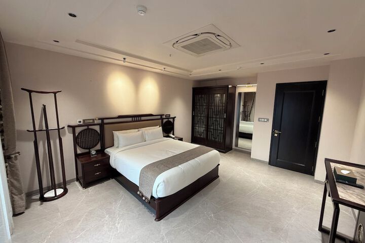 Room 6 of 13