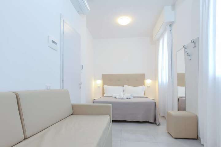 Room 9 of 38