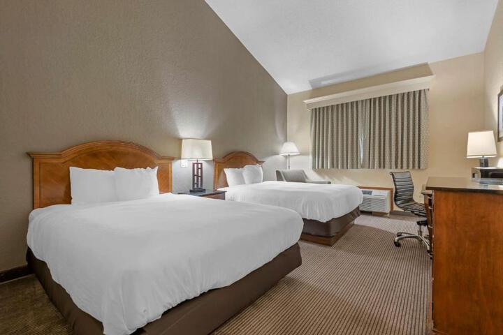 2 Queen Beds Fireplace Sitting Area Work Desk WiFi Full Breakfast (6 of 7)
