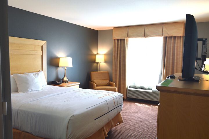 1 Queen Bed (6 of 17)