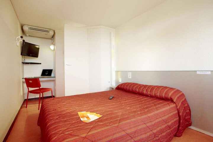 Room 8 of 30