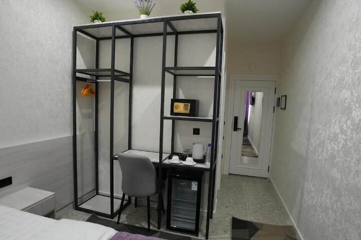 Room 4 of 16