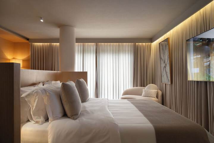 Room 8 of 33