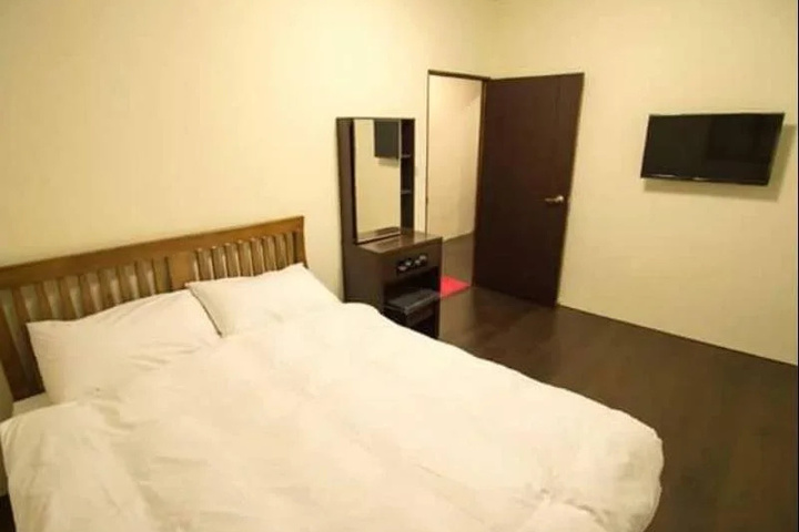 Room 2 of 16