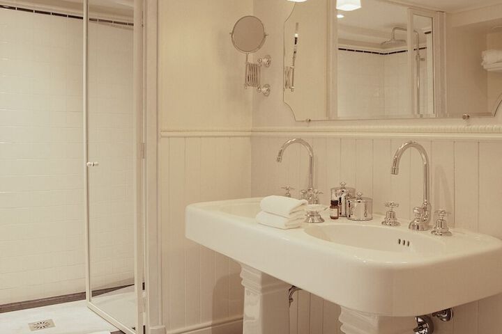 Room 42 of 61