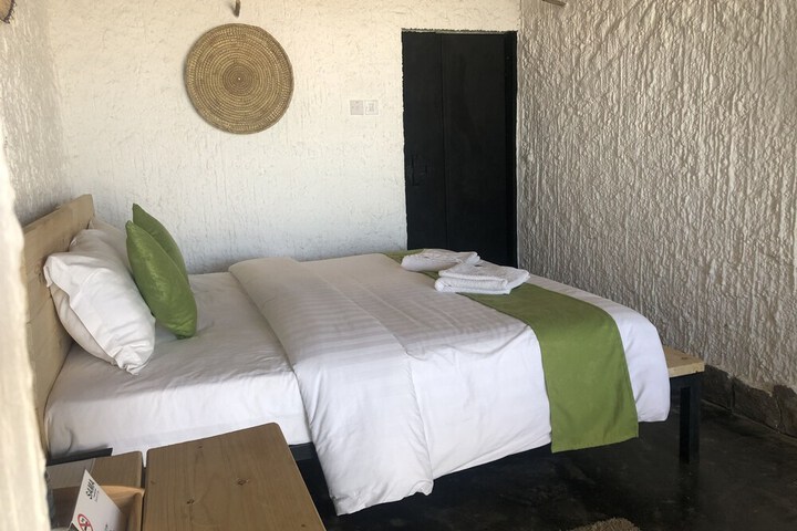 Room 4 of 16