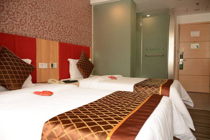Room 5 of 9