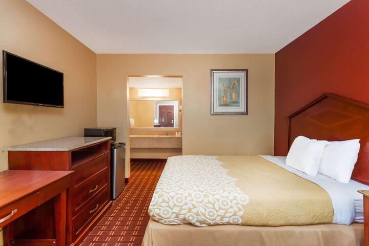 1 Queen Bed (2 of 7)