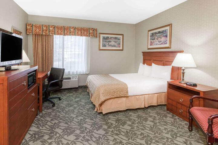1 King Bed (12 of 15)