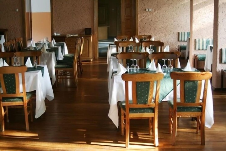 Dining 9 of 19