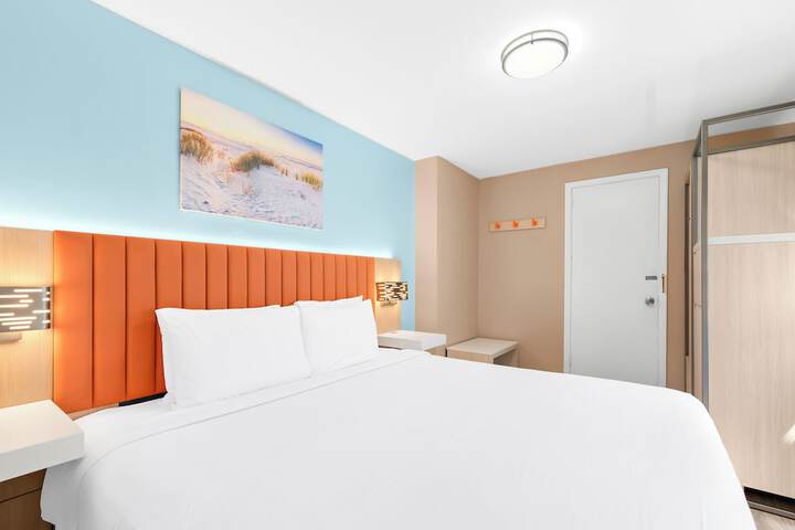 1 King Bed (2 of 4)