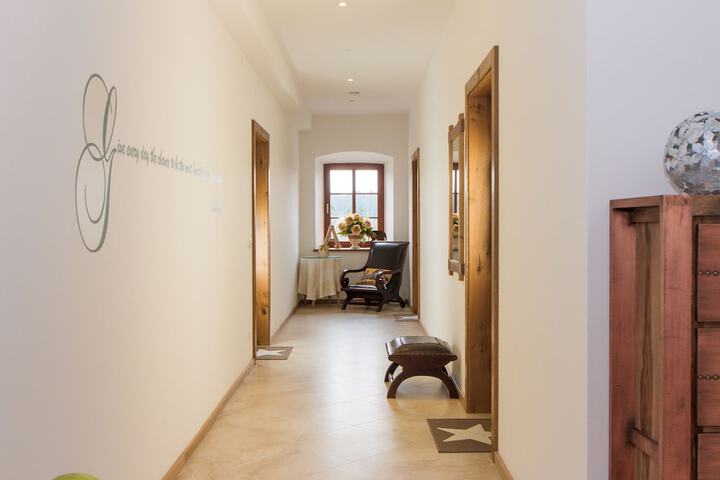 Ballroom/Hall 38 of 44