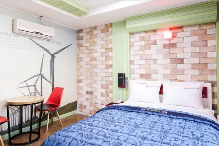 Room 9 of 36