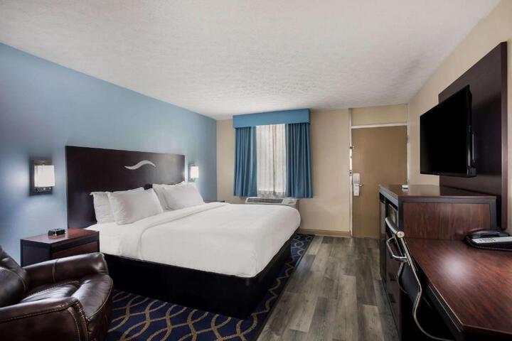 1 King Bed High Speed Internet Accessible Microwave and Refrigerator Flat Screen Televis (1 of 7)