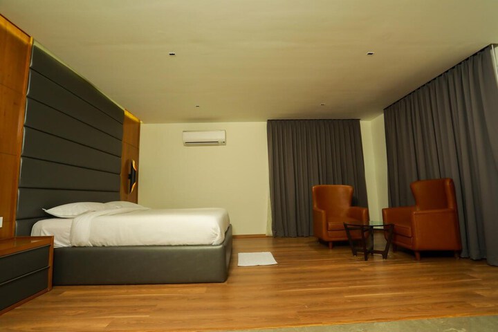 Room 9 of 32