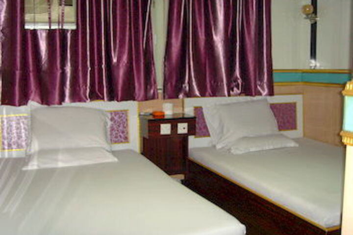 Room 9 of 18