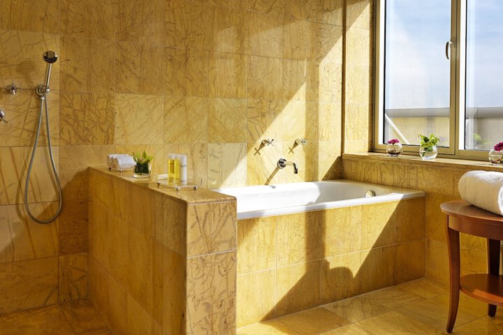 Deep soaking bathtub