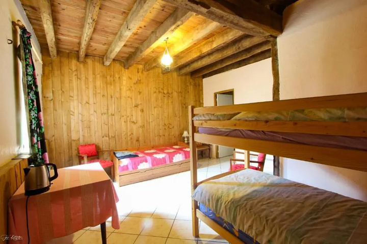 Room 4 of 9