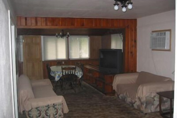 Room 6 of 9