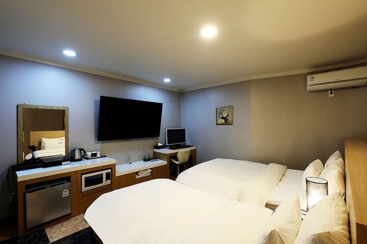 Room 30 of 47