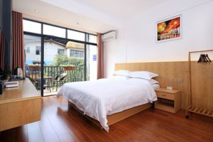 Room 12 of 25