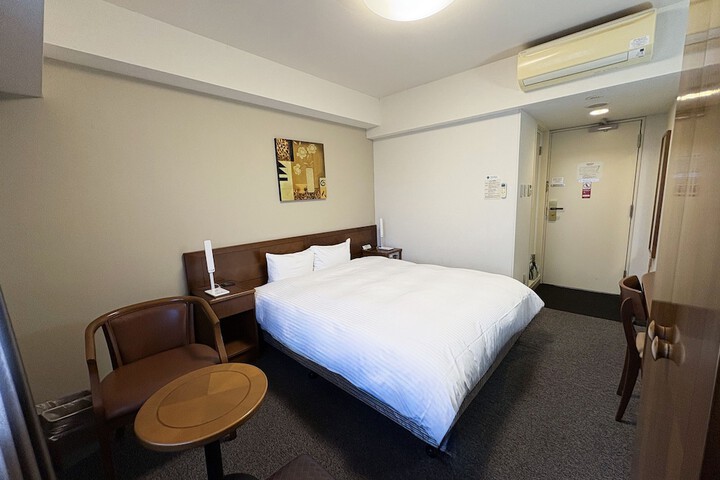Room 8 of 28