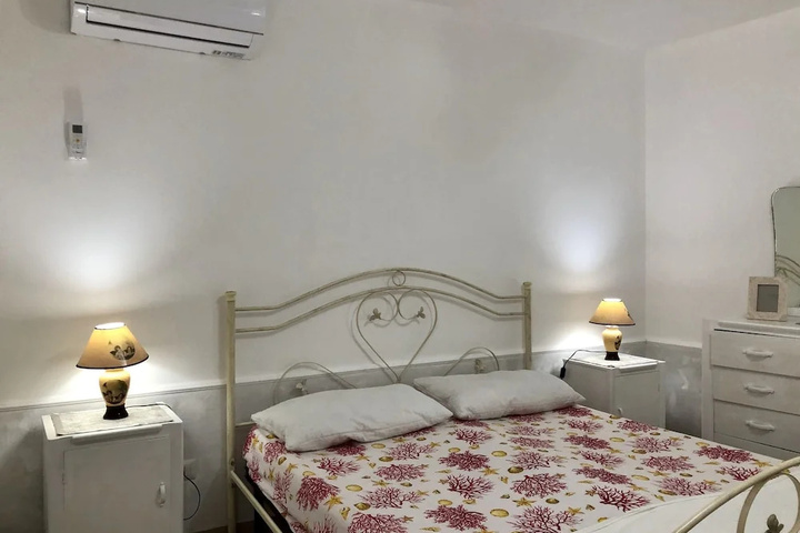 Room 6 of 13
