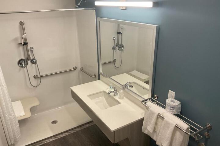 Suite Accessible Queen Size Bed (3 of 3)