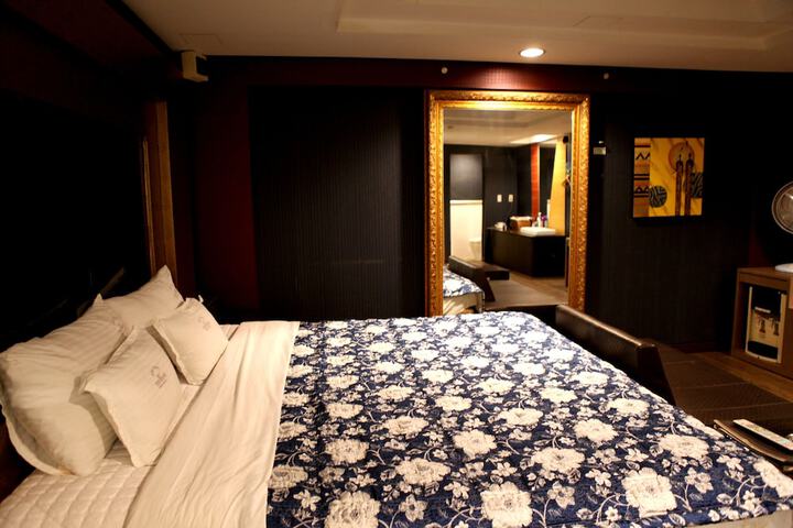 Room 15 of 33